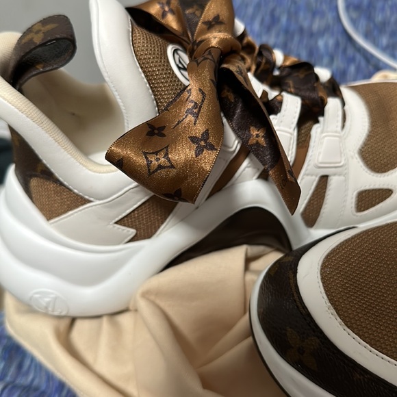 Used shoes I have worn them 1 time tight fit to the side of my feet - Picture 5 of 12